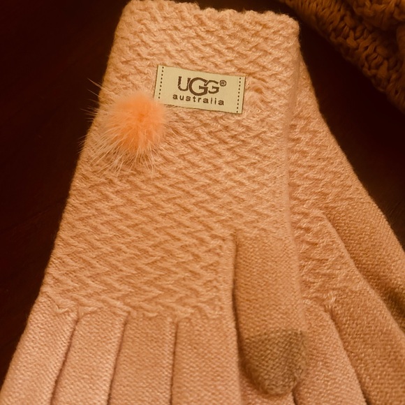 NWT UGG Blush Pink Winter hat,& scarf set with amazingly warm, insulated gloves - Picture 17 of 17